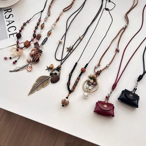 Collier long bohème vintage avec pendentif fleur, perles en bois et plumes