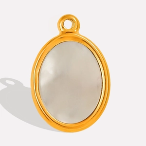 Détail du pendentif ovale doré en acier 304 avec incrustation de nacre blanche