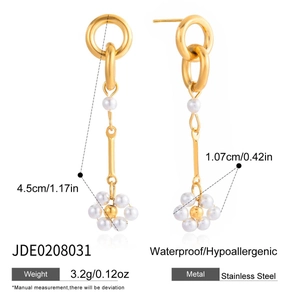 Détail de boucles d'oreilles fleur perle en acier doré 18K avec dimensions du bijou incluses
