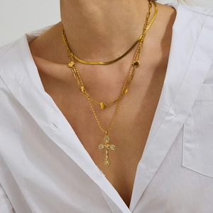 Dreilagige vergoldete Halskette mit Schlangenkette, Herzanhänger und Zirkonia-Kreuz