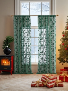 Détail du rideau de Noël en dentelle vert forêt avec motifs de rennes et de flocons