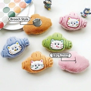 Broche en peluche chat croissant mignon avec broderie en plusieurs couleurs vives