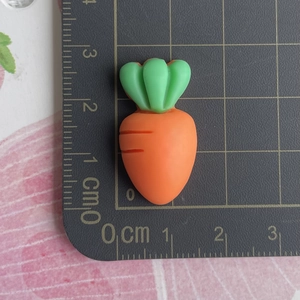 Detailed view of carrot resin DIY accessory showing dimensions 2.5cm on a cutting mat