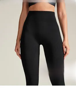 Vue détaillée du legging de yoga sans couture avec texture push-up sur tissu noir mat