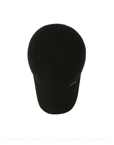 Draufsicht auf die schwarze Woll-Baseballkappe für Senioren mit Logo und dickem Stoff