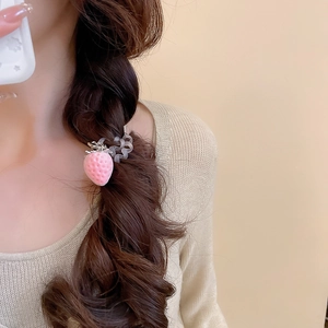 Gros plan sur l'élastique fraise cordon de téléphone sur une tresse pour un style élégant
