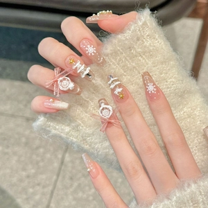Détails de faux ongles de Noël avec sapins 3D et nœuds sur une base coffin rose nude