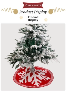 Detailaufnahme einer roten Strick-Weihnachtsbaumdecke mit weißen Schneeflockenmustern
