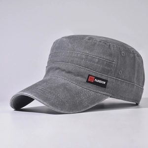 Détail de la casquette militaire en coton délavé avec étiquette textile FS FASHION