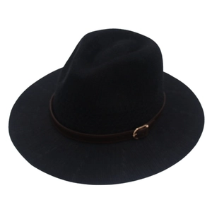 Klassischer schwarzer Fedora-Hut mit braunem Lederband und goldener Schnalle