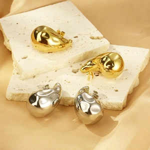Boucles d'oreilles goutte d'eau or 18K et argent avec texture martelée sur pierre