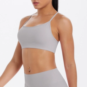Vue latérale du soutien-gorge de sport gris clair et du legging taille haute épuré