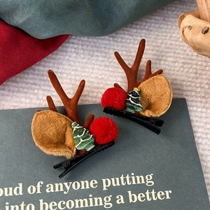 Detail von Weihnachts-Rentier-Haarspangen mit Plüschohren und festlichen Dekorationen