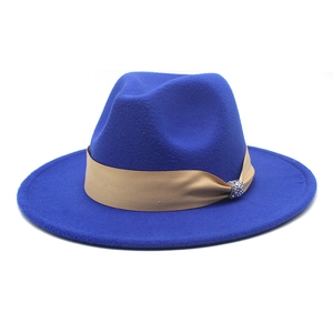 Detail eines königsblauen Fedora-Hutes mit Satinband und funkelnder Strassschnalle