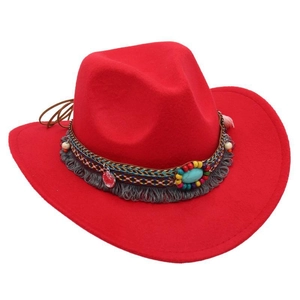 Détails du chapeau de cowboy en feutre rouge avec ruban ethnique et perles turquoise