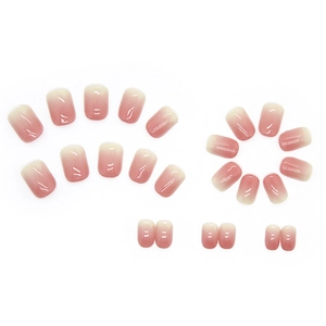 Faux ongles courts carrés dégradés rose avec effet gel brillant sur un fond blanc épuré