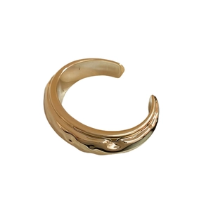 Bracelet jonc ovale ouvert doré avec texture de lave irrégulière au design vintage chic