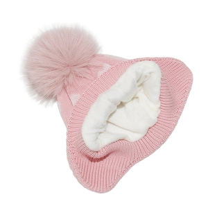 Detailaufnahme der rosa Strickmütze mit weißem Fleece-Futter und weichem Kunstfell-Bommel