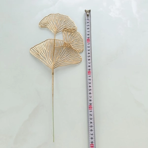 Détail mesurant la longueur de 40 cm d'une feuille de ginkgo dorée artificielle décorative