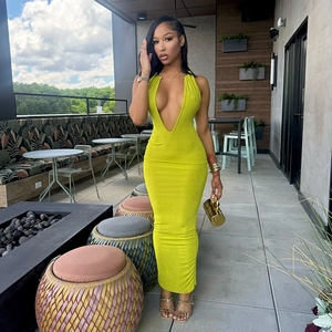 Robe longue vert citron fluo avec décolleté en V profond et détail licou en métal