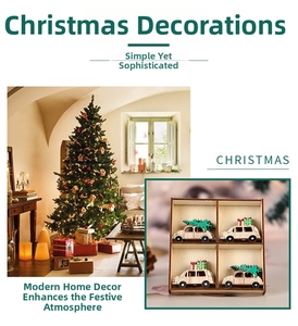 Set de 4 voitures miniatures de Noël en bois avec sapins et cadeaux dans un plateau boisé