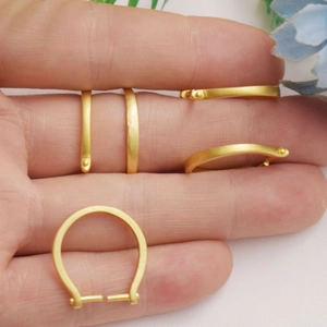 Macro detail of 14K gold-plated C-shaped leaf ring mount accessory for DIY pearl jewelry