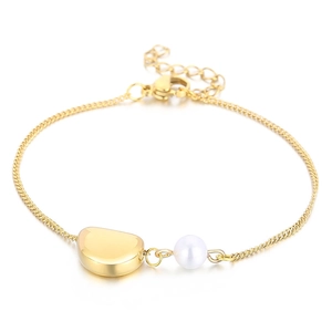 Bracelet élégant en chaîne dorée avec pendentif grain poli et perle blanche pour femme