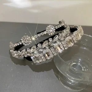 Cerchietto geometrico scintillante con strass rotondi e quadrati in cristallo nero