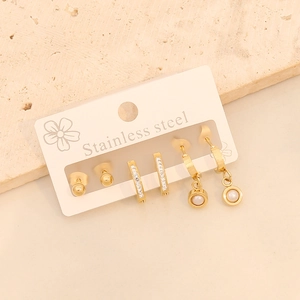 Trois paires de boucles d'oreilles dorées en acier inoxydable avec perles et strass