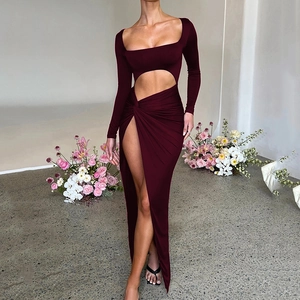 Detail eines hohen Seitenschlitzes und Taillenausschnitts am weinroten Maxikleid
