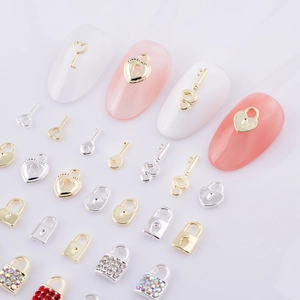 Mini breloques cadenas cœur et clé en alliage pour nail art avec strass dorés et argentés