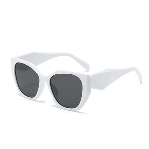 Lunettes de soleil œil de chat blanches avec monture épaisse et branches géométriques