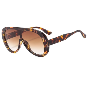 Fashion oversized shield sunglasses with tortoise frame and brown gradient lenses