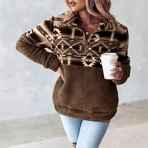 Dettaglio della felpa marrone da donna in pile con motivo geometrico e colletto con zip