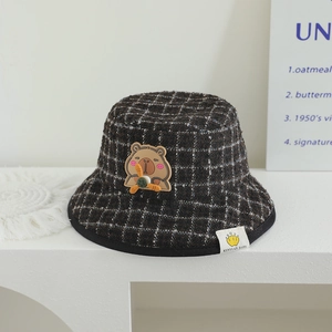 Détail du chapeau bob à carreaux épais pour enfants avec un écusson de capybara en 3D