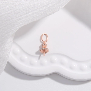 Vue macro d'une bélière en or rose sertie de micro-pavés de cristaux de zircone