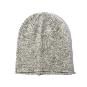 Bonnet en laine tricoté blanc cassé avec bord roulé élégant pour mode hiver femme