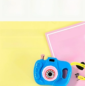 Makroaufnahme einer blauen Kinder-Digitalkamera mit Zoomobjektiv und Tier-Demo-Ansicht