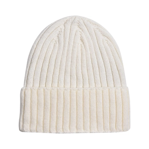 Berretto in maglia a coste bianco crema minimalista per il calore e il vento invernale