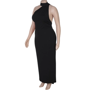 Vue latérale de la robe noire dos nu avec col licou et détails de fronces