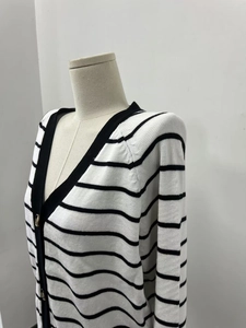 Detail der klassisch schwarz-weiß gestreiften Strickjacke mit V-Ausschnitt und Knöpfen