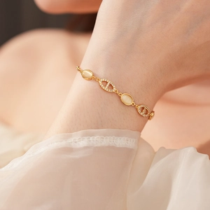 Vue détaillée du bracelet nez de cochon en opale ovale avec zircons sur un poignet