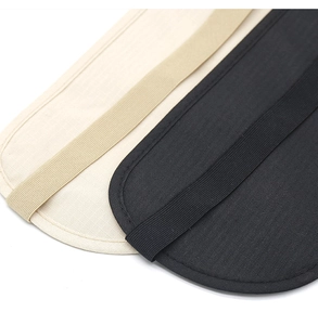 Gros plan des textures de tissu et coutures sur les sacs de taille de sport fins beige et noir