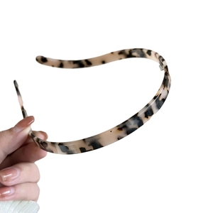 Classic tortoise shell patterned hairband in vintage leopard print for women