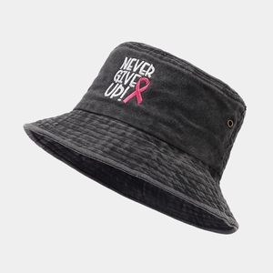 Détail du chapeau bob gris avec broderie ruban rose et œillet d'aération métal