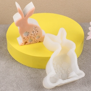 Détail du moule en silicone lapin 3D montrant des motifs floraux sur un lapin en résine