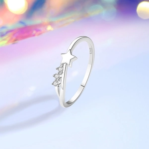 S925 sterling silver meteor ring with cubic zirconia star design on a bokeh background