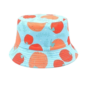 Détail du chapeau réversible bleu avec motifs de citrouilles et légumes d'automne