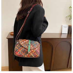Détail d'un sac bandoulière tissé coloré avec une sangle réglable marron et une boucle