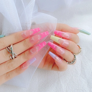 Faux ongles longs forme cercueil avec dégradé pastel et motifs de nuages blancs